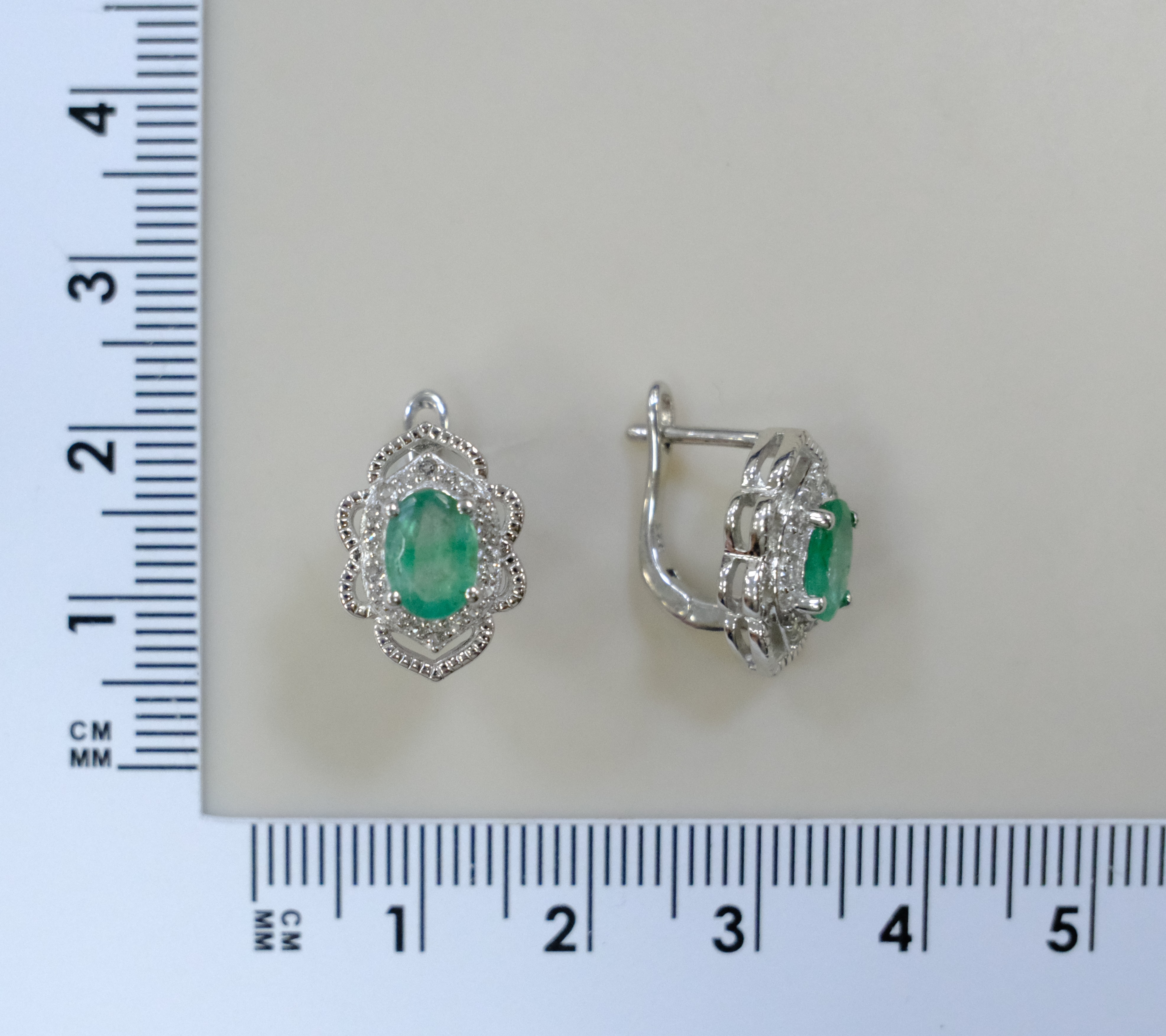 Серебряные серьги с изумрудами